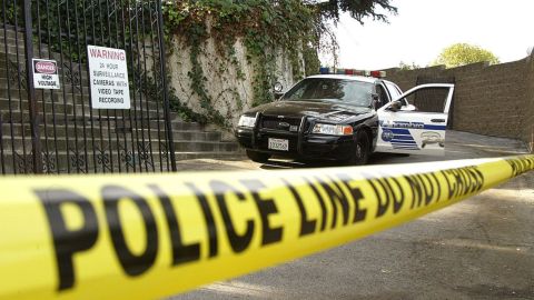 Madre abofetea a su hijo tras ser detenido por liderar banda de roba casas