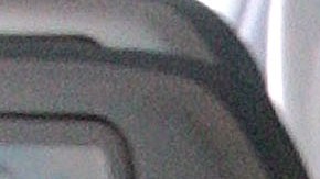 Madre británica muere mientras dormía en un vuelo con su esposo y sus dos hijos