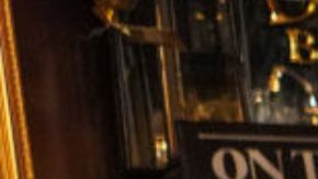 Madre le corta la cara a maestra de su hijo en un bar