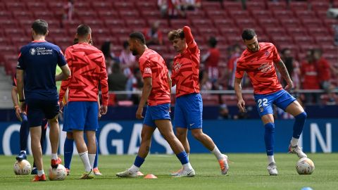 Mario Hermoso tuvo un encontronazo con un grupo de hinchas.