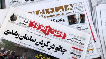 Medios de Irán elogian al atacante de Salman Rushdie, quien fue acusado de intento de asesinato