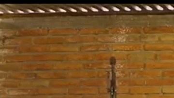 Miembros del CJNG interrogan a un hombre