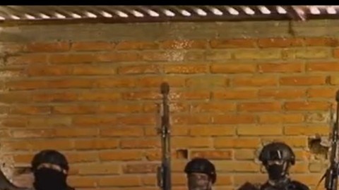 Miembros del CJNG interrogan a un hombre