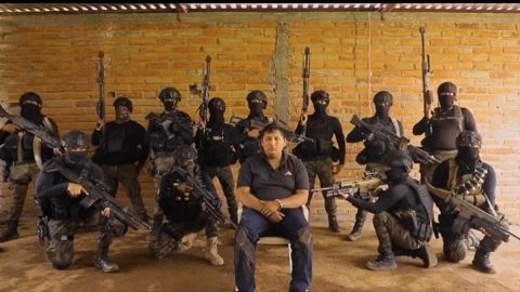 Miembros del CJNG interrogan a un hombre