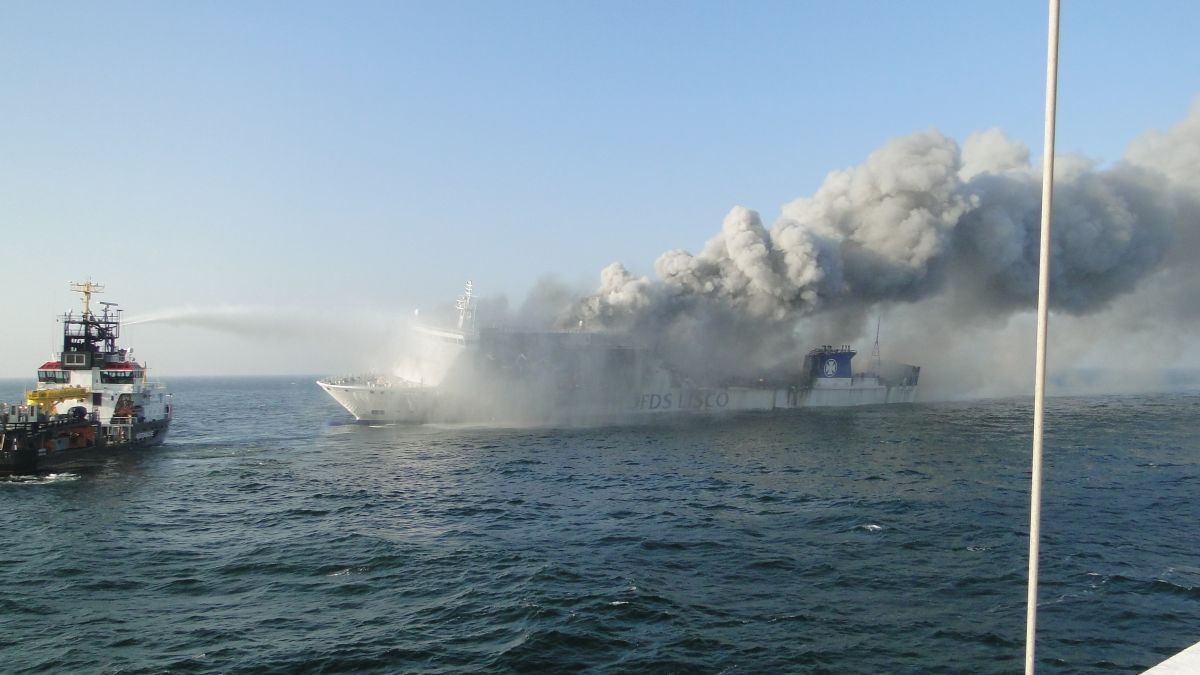 Un infierno imparable envolvió a la embarcación de 150 pies frente a las costas de Formentera.