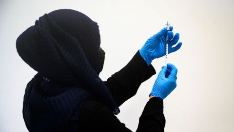 Mujer de Nueva York causa polémica tras asegurar que se inseminó sola para no compartir a su bebé
