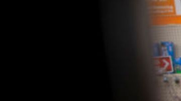 Mujer enfrenta a ladrón con un trapo, evita que robe su negocio (VIDEO)