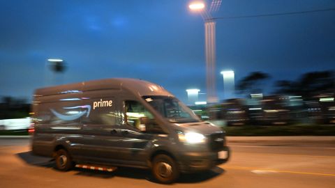 Niña de 23 meses murió atropellada por una camioneta repartidora de Amazon en California