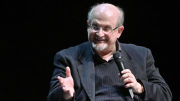 Novelista Salman Rushdie fue apuñalado en el escenario antes de dar una conferencia en Nueva York