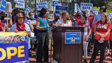 La congresista Karen Bass recibe el apoyo de sindicatos para alcaldesa de Los Ángeles. (Jacqueline García/La Opinión)