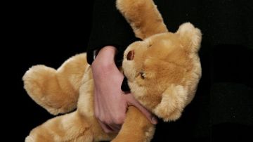 Para evitar ser detenido, ladrón de autos se esconde en un gigante oso Teddy