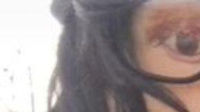 Para no quedarse soltero, hombre presenta como su novia a una muñeca de trapo