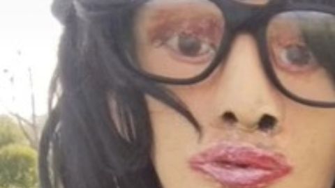 Para no quedarse soltero, hombre presenta como su novia a una muñeca de trapo