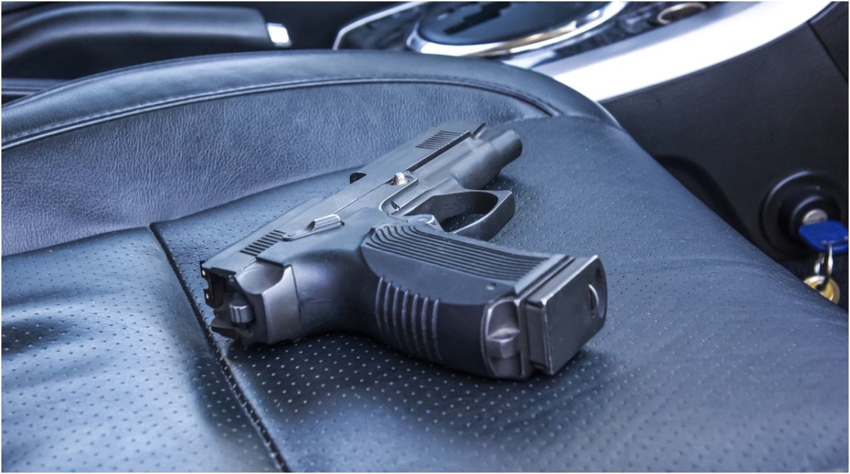 La legalidad de portal un arma cargada dentro del vehículo habría influido en los tiroteos ocurridos en carreteras estadounidenses, duplicando las cifras entre 2018 y 2021