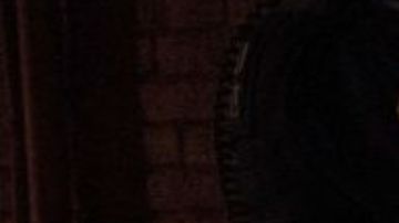 Policía detiene a cantante y lo obliga a disculparse por ser muy feo