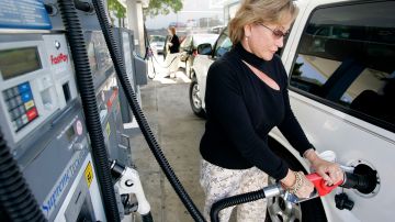 Por qué los precios de la gasolina están cayendo por debajo de $4 dólares por galón por primera vez en meses