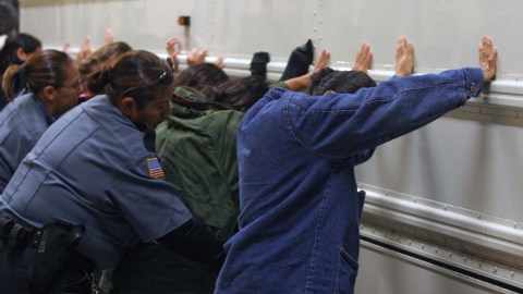 Contrabandear drogas podría mandarla a prisión