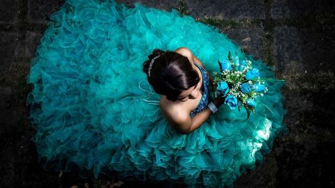 La quinceañera bailaba el vals con su padre cuando se desmayó.