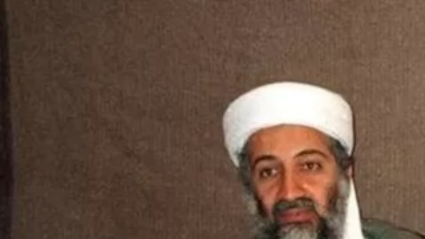 Zawahiri (d) fue el principal hombre de Osama Bin Laden. Después de la muerte de Bin Laden, asumió la dirección de al-Qaeda.