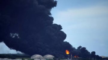 El incendio de tanques de combustibles en Matanzas, Cuba, estalló tras la caída de un rayo.