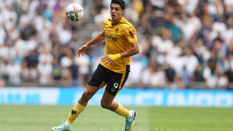 Raúl Jiménez debutó en la presente temporada de la Premier League pero no pudo evitar la caída de su equipo contra el Tottenham en calidad de visitantes.