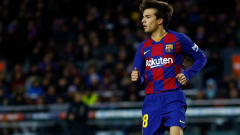 Riqui Puig uniformado con la camiseta del FC Barcelona.