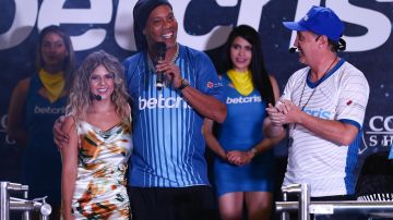 Ronaldinho causó furor con su presencia en Ecuador.