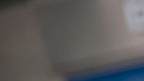 Salva a amigo de su novia mientras le revisa el celular (VIDEO)