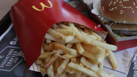 Sospechoso de asesinato llama al 911 por papas fritas frías de McDonald's y facilita su propio arresto