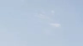 Un hombre mira los ejercicios militares chinos desde la costa de Taiwán.