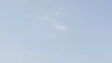 Un hombre mira los ejercicios militares chinos desde la costa de Taiwán.