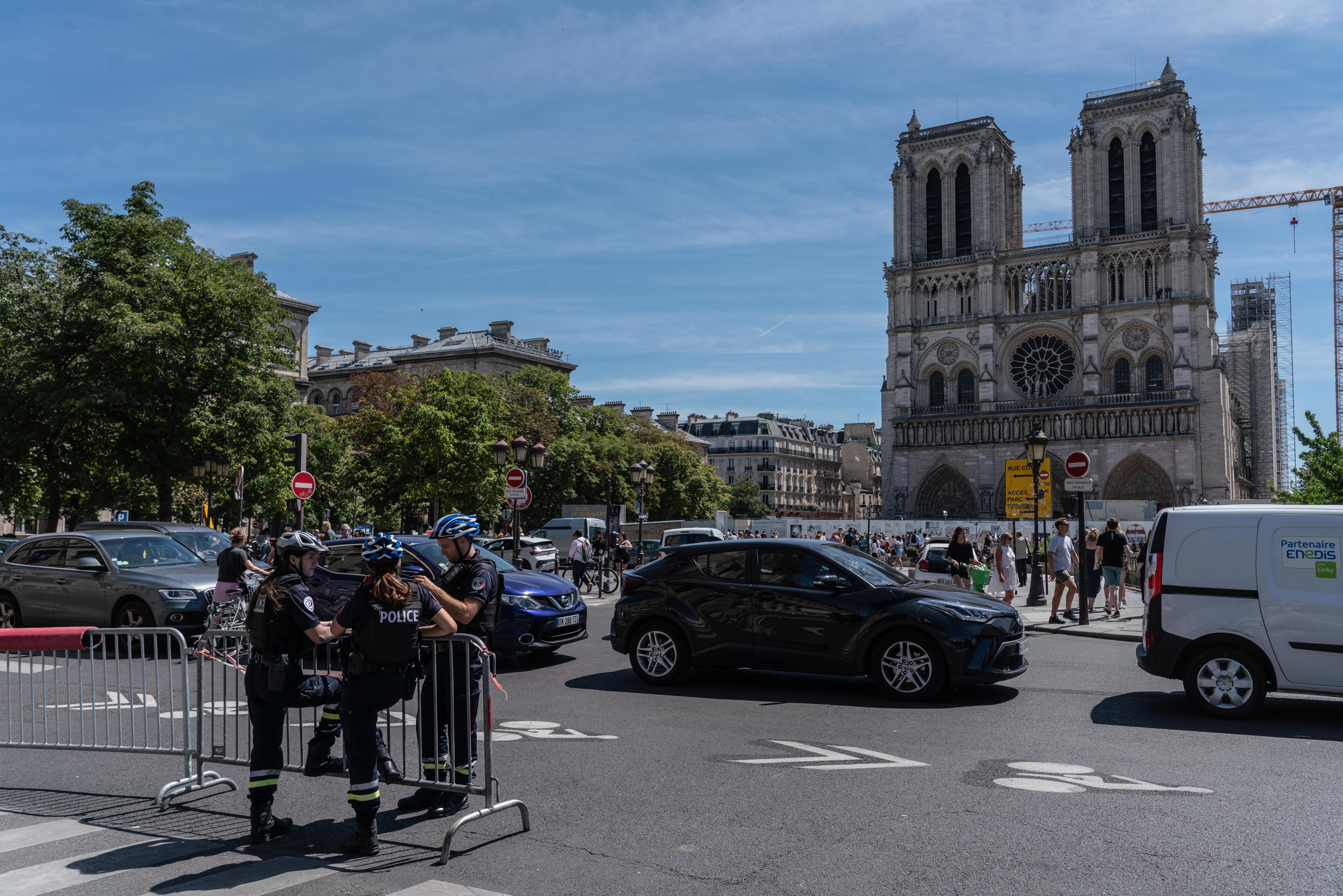 Turista estadounidense de 27 años violada en un baño público frente a la catedral de Notre Dame en París, mientras su novio esperaba afuera