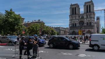 Turista estadounidense de 27 años violada en un baño público frente a la catedral de Notre Dame en París, mientras su novio esperaba afuera