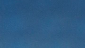 Un árbitro expulsó a un futbolista, por llamado del VAR, por haber tocado las partes íntimas de su rival.