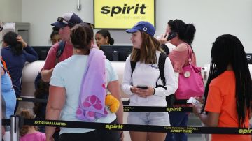 VIDEO Agente de Spirit Airlines intercambia golpes con pasajera que lo insultó racialmente y es suspendido