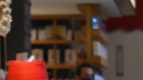 VIDEO Influencer amenaza a restaurante por cobrarle comida que quería pagar con publicidad