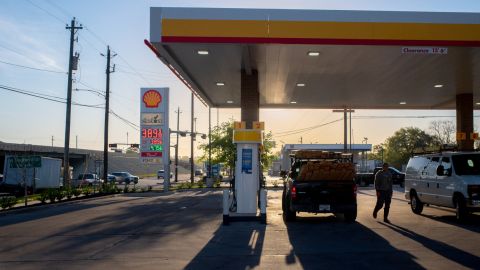 VIDEO Ladrones captados en video robando auto de una estación de gasolina en solo 7 segundos