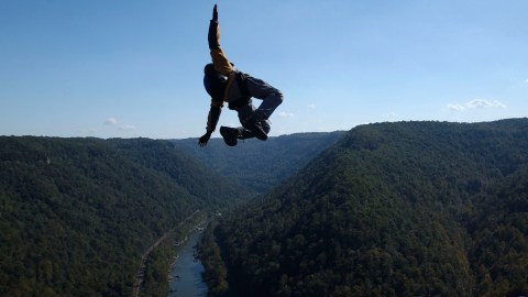 VIDEO Momento en que el paracaidista pierde el control y cae 6500 pies hasta su muerte mientras el instructor trata desesperadamente de salvarlo