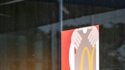 VIDEO Propietario de restaurante en California frustra asalto a anciano