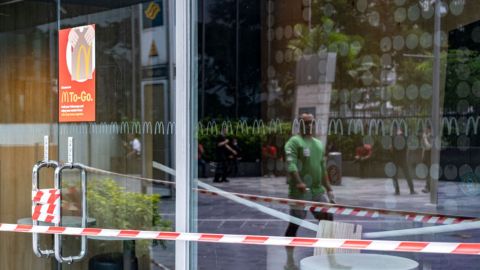 VIDEO Propietario de restaurante en California frustra asalto a anciano