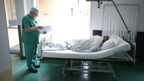 Viaja a EE.UU. para una boda, termina enferma y con una deuda de 150 mil dólares