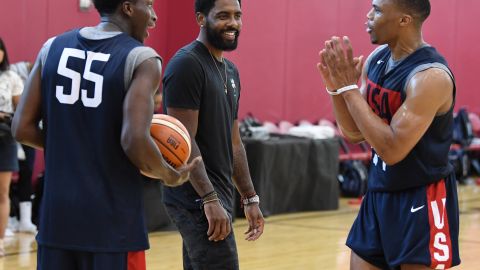 Victor Oladipo #55, Kyrie Irving #37 and Russell Westbrook durante un entrenamiento con el Seleccionado de Estados Unidos en 2018.