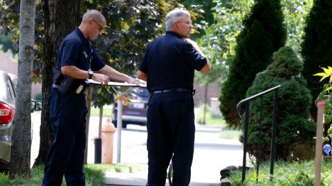 Video muestra a hombre de Ohio dispararle al ex novio de su hija durante un allanamiento