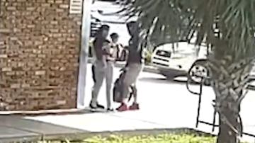Video muestra a madre de Florida asaltada a punta de pistola por un joven hispano, mientras sostenía a su bebé