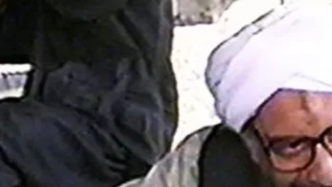 Osama bin Laden (der.) y su sucesor Ayman al-Zawahiri (izq.) en mayo de 1998.