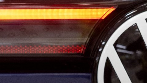 Imagen de un logotipo de la marca Volkswagen, en el vehículo eléctrico ID4.