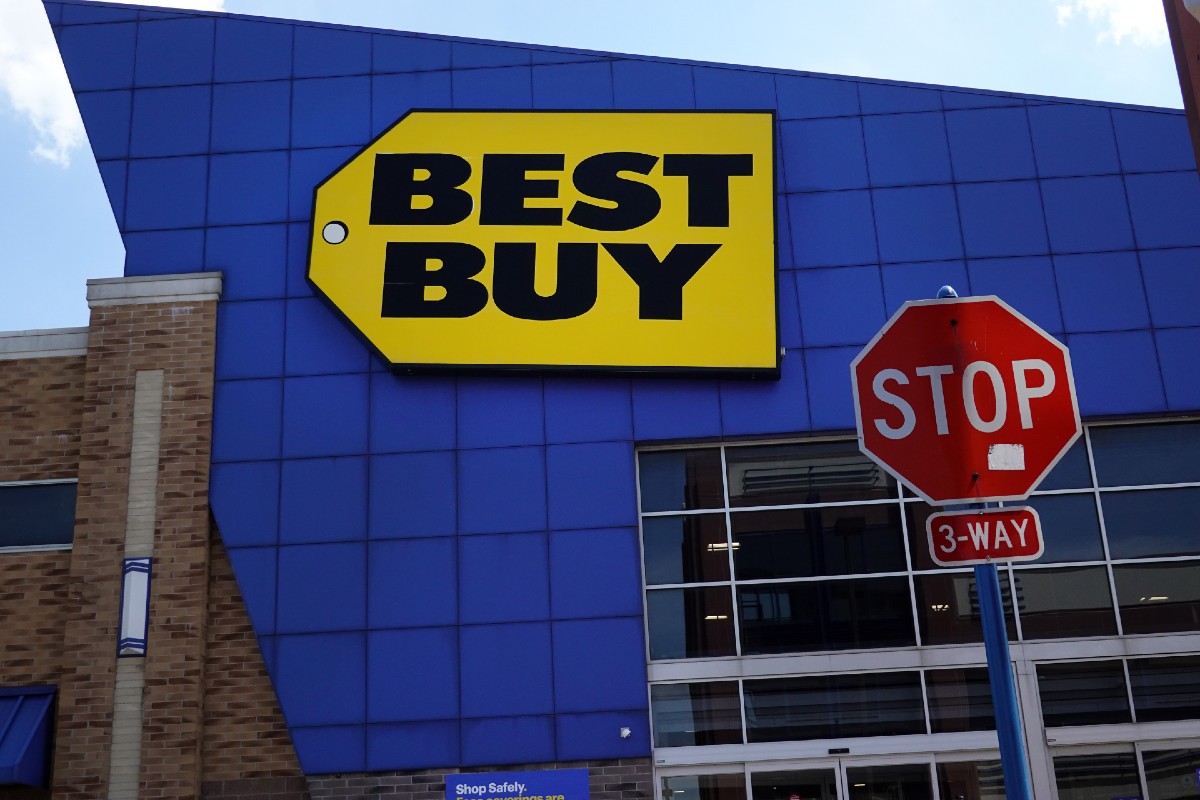 Best Buy prevé que las ventas en sus tiendas físicas caerán hasta un 11% en los próximos meses.