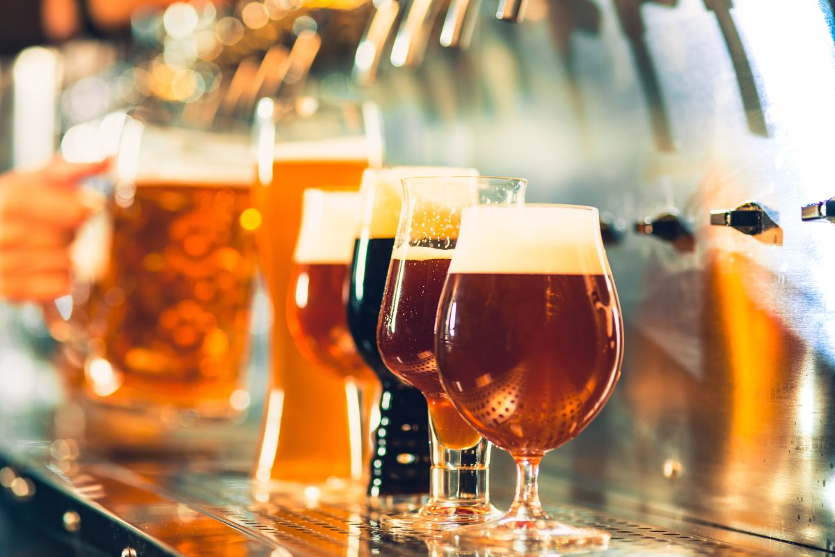 El dióxido de carbono (CO2) es un componente esencial en varios procesos de elaboración de cerveza, desde la fermentación hasta el envasado.  El CO2 también puede influir en el sabor de la bebida. 