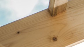 Una persona trabaja en la construcción de una vivienda.