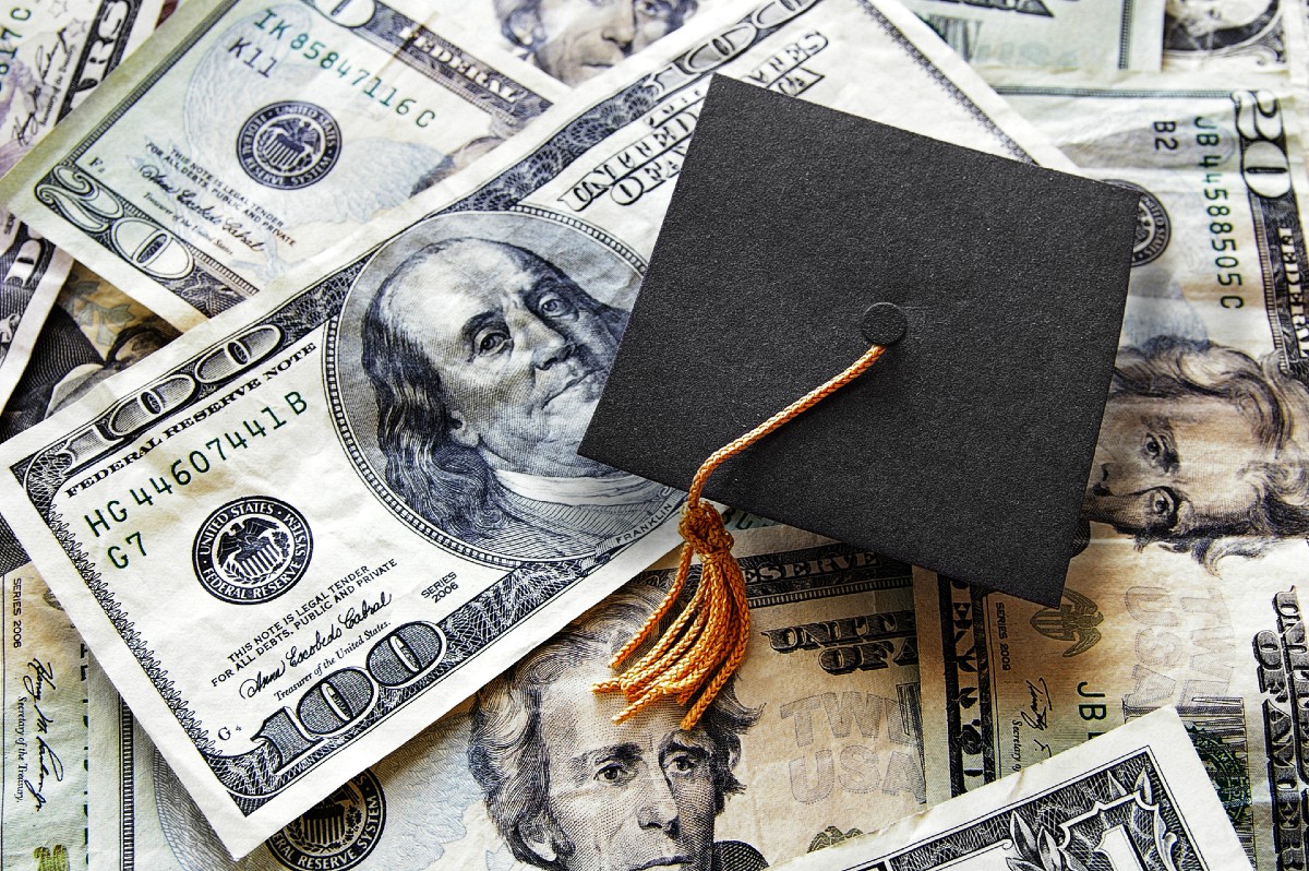 Trabajar para el gobierno o como maestro de escuela primaria son algunas de las opciones que existen para buscar la condonación de la deuda estudiantil en Estados Unidos.